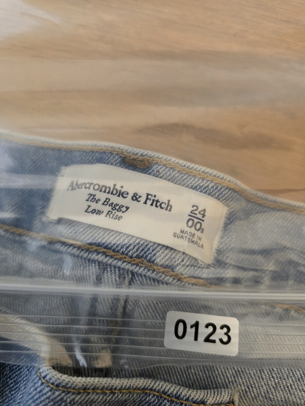 Abercrombie & Fitch The Baggy Low Rise Cuffed Jeans Size 24 Light Wash - Picture 6 of 12
